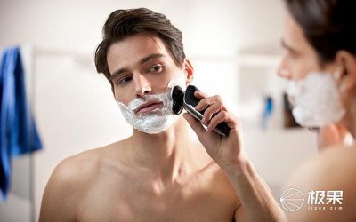 ​电动剃须刀的使用方法（手把手教你电动剃须刀到底应该怎么用）