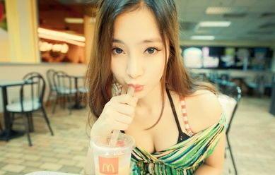 20秒吃50根肉串,你们相信这是真的吗?