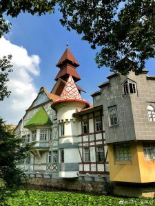 ​蠡湖中央公园位于无锡太湖湖畔东北，又称“世界奇观欧洲城”