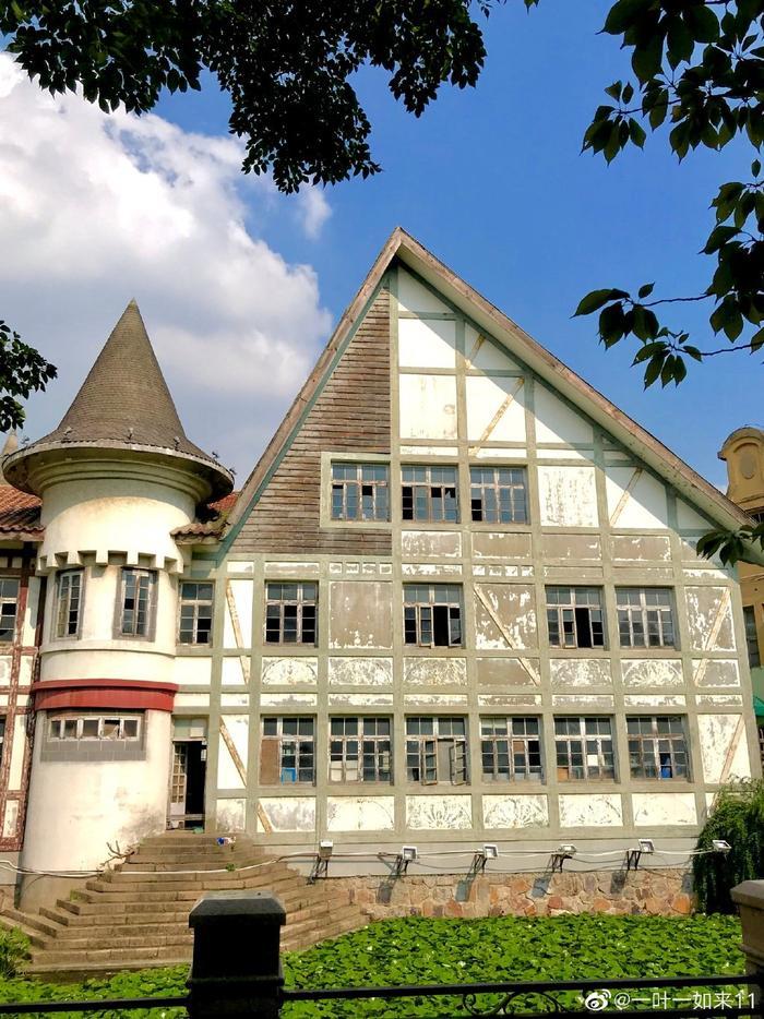 蠡湖中央公园位于无锡太湖湖畔东北,又称“世界奇观欧洲城”