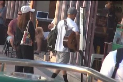 ​侧田女友坐海边陪侧田练吉他，中午弹到天黑