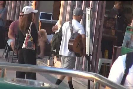 侧田女友坐海边陪侧田练吉他,中午弹到天黑