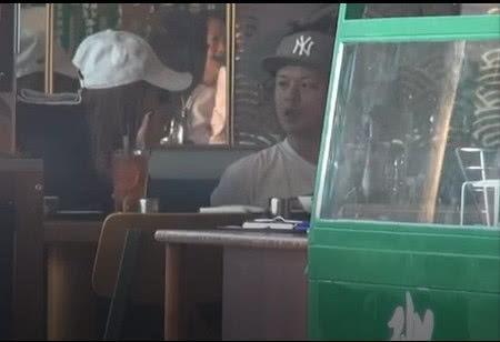 侧田女友坐海边陪侧田练吉他,中午弹到天黑