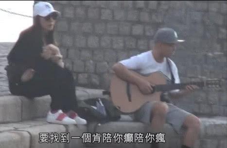 侧田女友坐海边陪侧田练吉他,中午弹到天黑