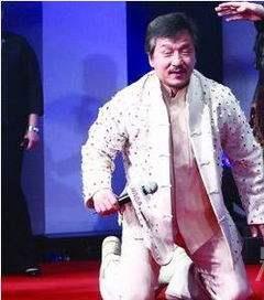 成龙被向华强罚跪半小时?真相打了所有网友的脸