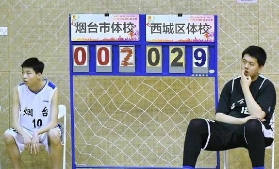 王治郅儿子身高出众现身U15决赛!国籍遭质疑,王治郅霸气回应!