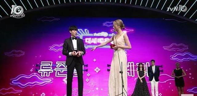 柳俊烈李惠利恋情曝光 狗焕和德善终于在一起了！