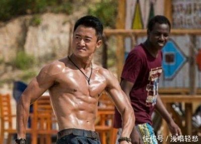 ​同是肌肉照，吴京肌肉要爆炸，彭于晏典型脱衣有肉，而他才是高能