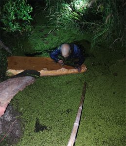 ​拾荒老人深夜误陷泥塘 民警火速救援化险为夷