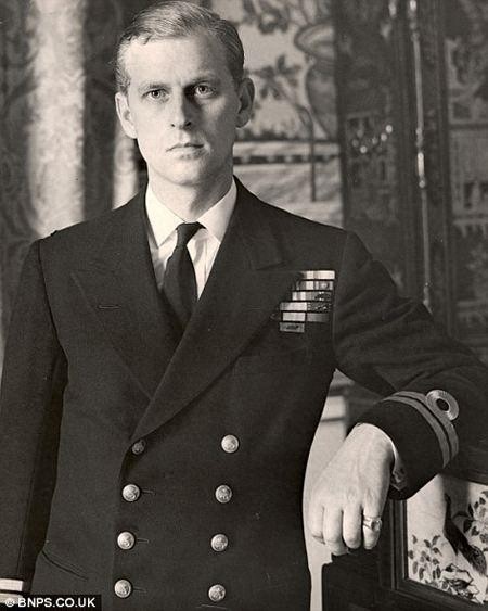 97岁菲利普亲王独自驾车遭遇严重车祸未受伤,年轻时颜值逆天