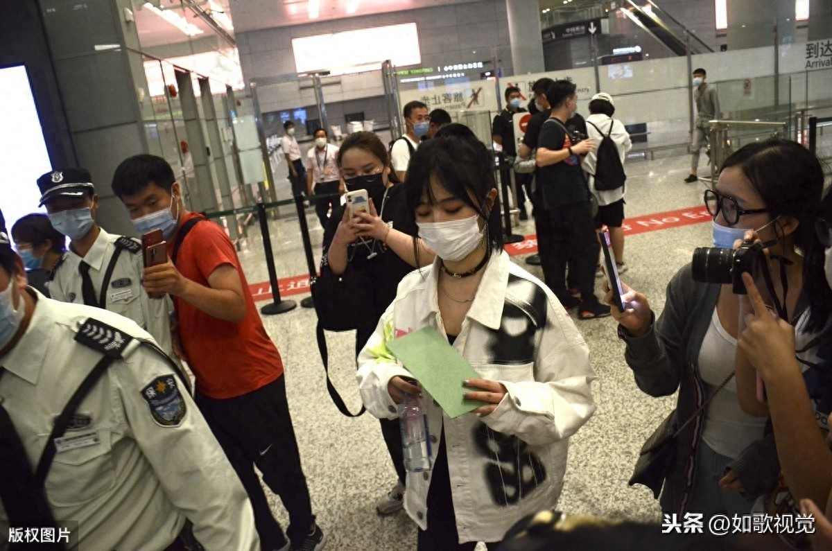 费沁源现身北京,皮肤雪白明眸含情,一举一动优雅婀娜甜美清新