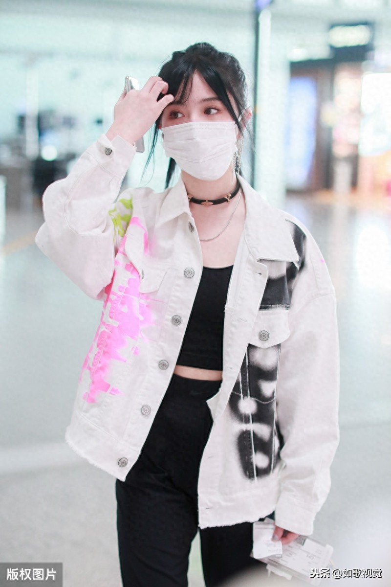 费沁源现身北京,皮肤雪白明眸含情,一举一动优雅婀娜甜美清新