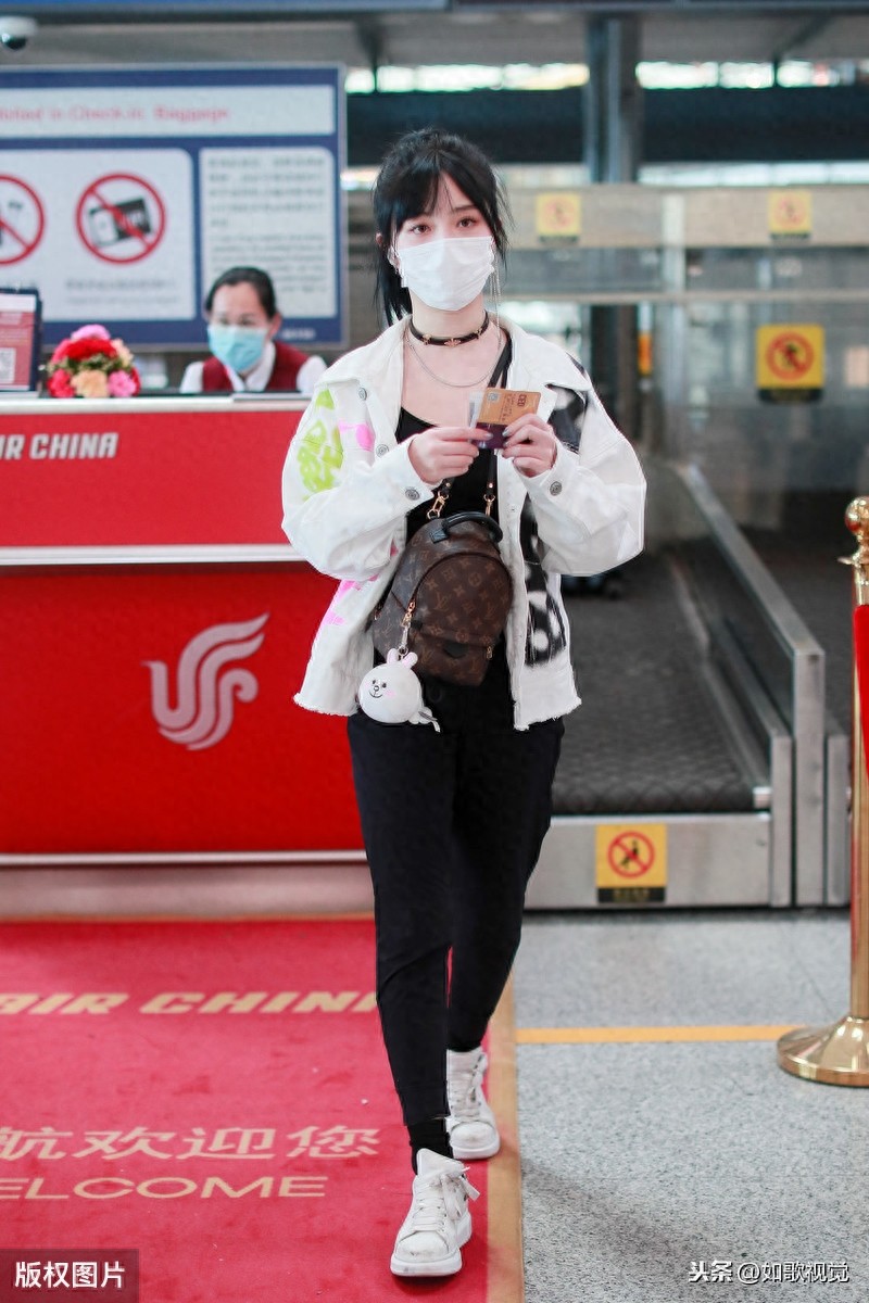 费沁源现身北京,皮肤雪白明眸含情,一举一动优雅婀娜甜美清新