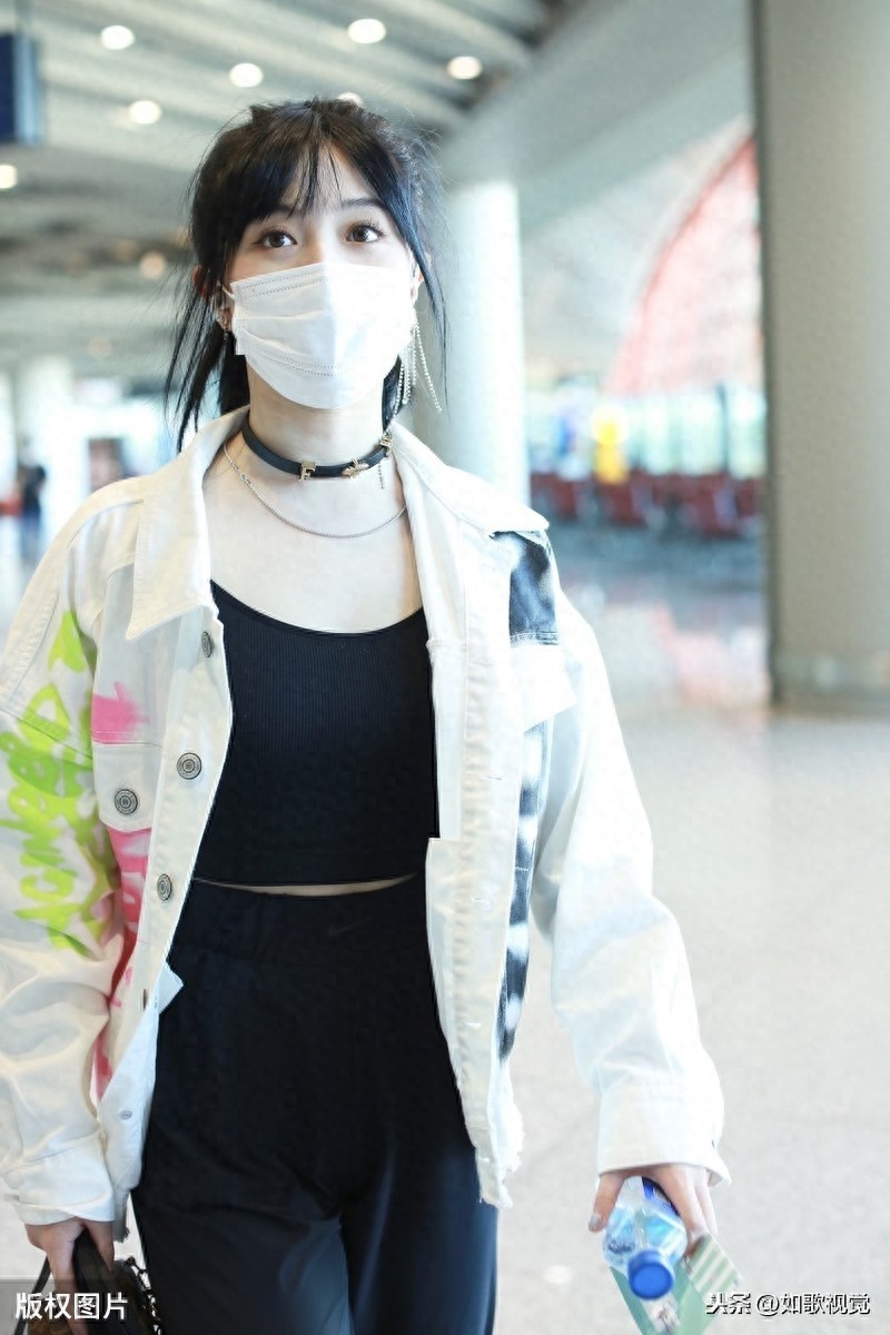 费沁源现身北京,皮肤雪白明眸含情,一举一动优雅婀娜甜美清新
