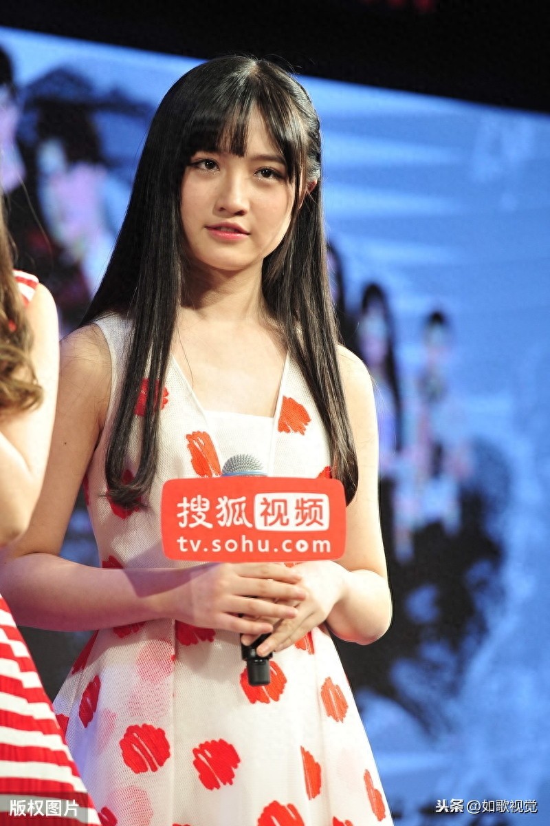 费沁源现身北京,皮肤雪白明眸含情,一举一动优雅婀娜甜美清新