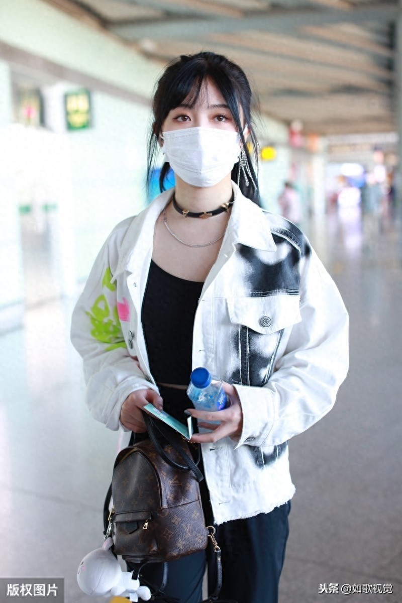 费沁源现身北京,皮肤雪白明眸含情,一举一动优雅婀娜甜美清新