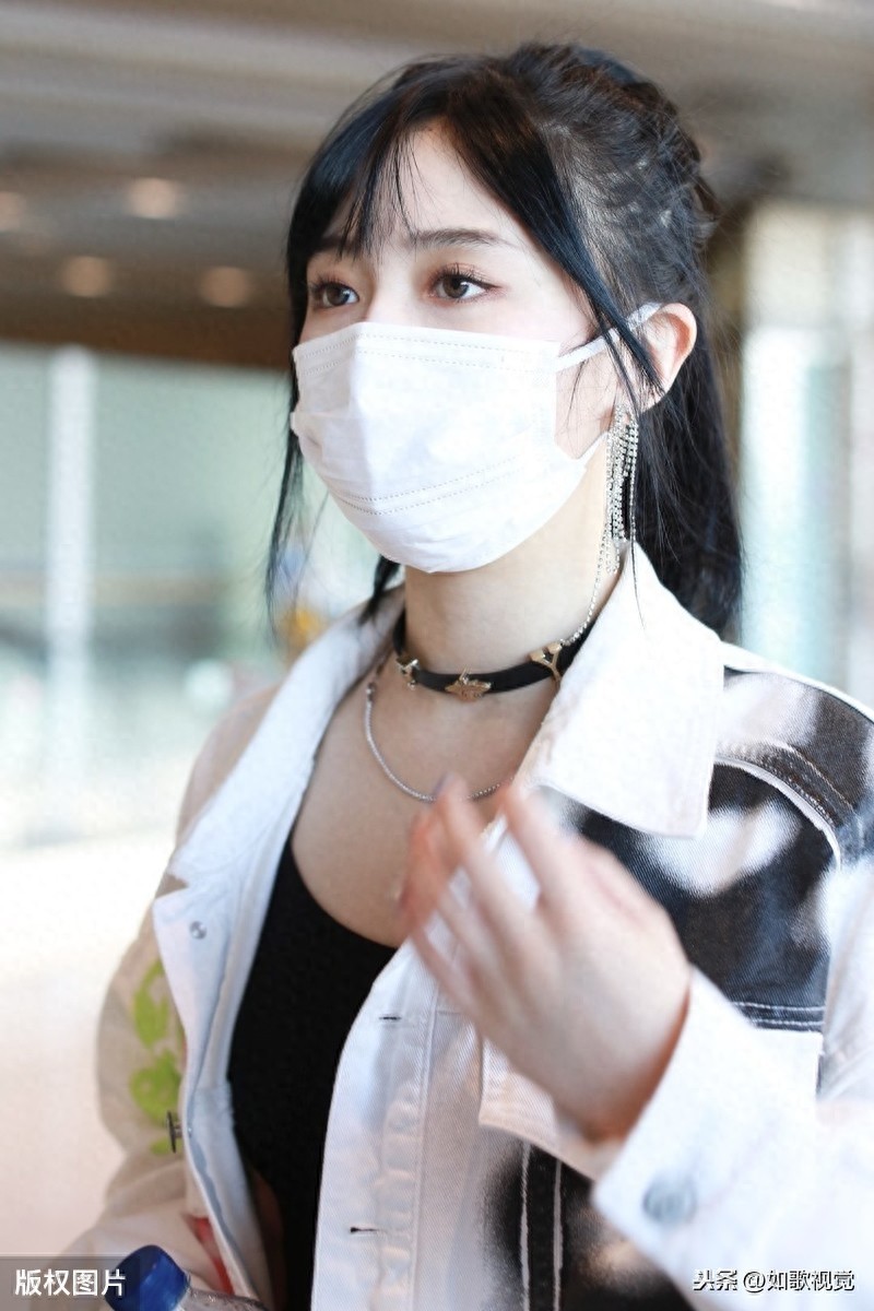 费沁源现身北京,皮肤雪白明眸含情,一举一动优雅婀娜甜美清新