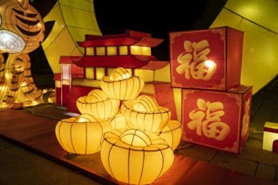 ​今年成都的元宵节日气氛熊猫灯会大展风采