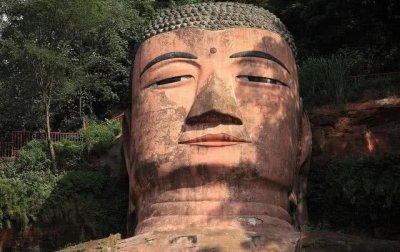 ​四川乐山大佛，一到灾年就闭眼流泪，每逢福年便头顶佛光
