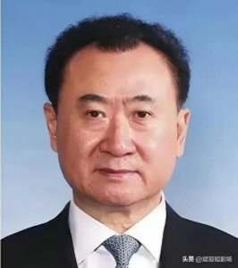 ​王健林卖掉了大量的万达广场，连北京总部万达广场都卖了。