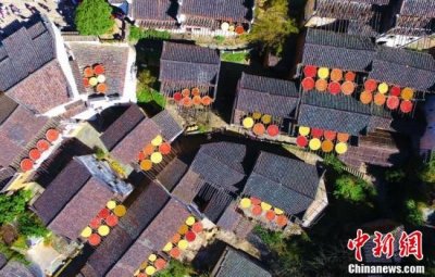 ​航拍江西婺源篁岭独特“晒秋”景观 游客纷至沓来