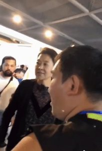 ​60岁倪萍现身获人搀扶 一脸憔悴身体状况令人担忧