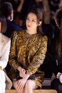 ​迪丽热巴现身秀场观秀 造型十分精致优雅