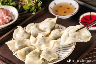 ​过年煮冻饺子，应该用热水还是冷水？