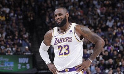 ​詹姆斯20周年首秀！湖人外线惨败国王，绝杀大战再现！