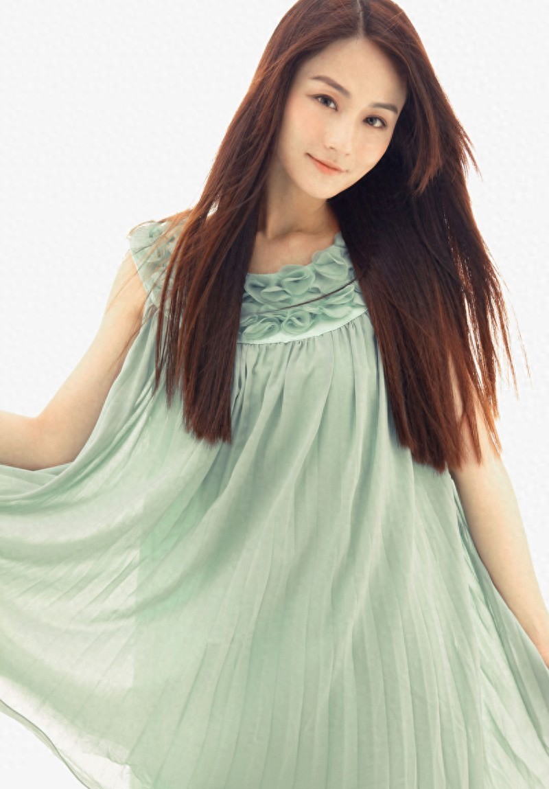 稳重大方的她在演艺中的表现总是可圈可点，勇于挑战各类角色