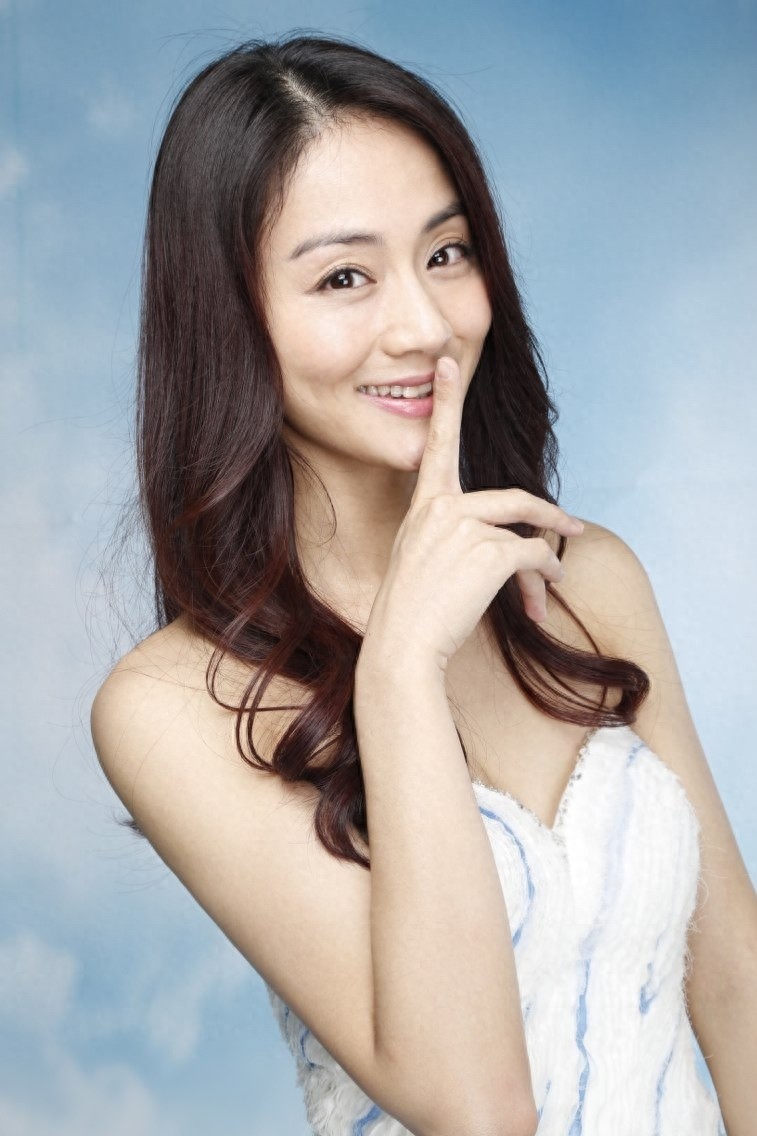 稳重大方的她在演艺中的表现总是可圈可点，勇于挑战各类角色