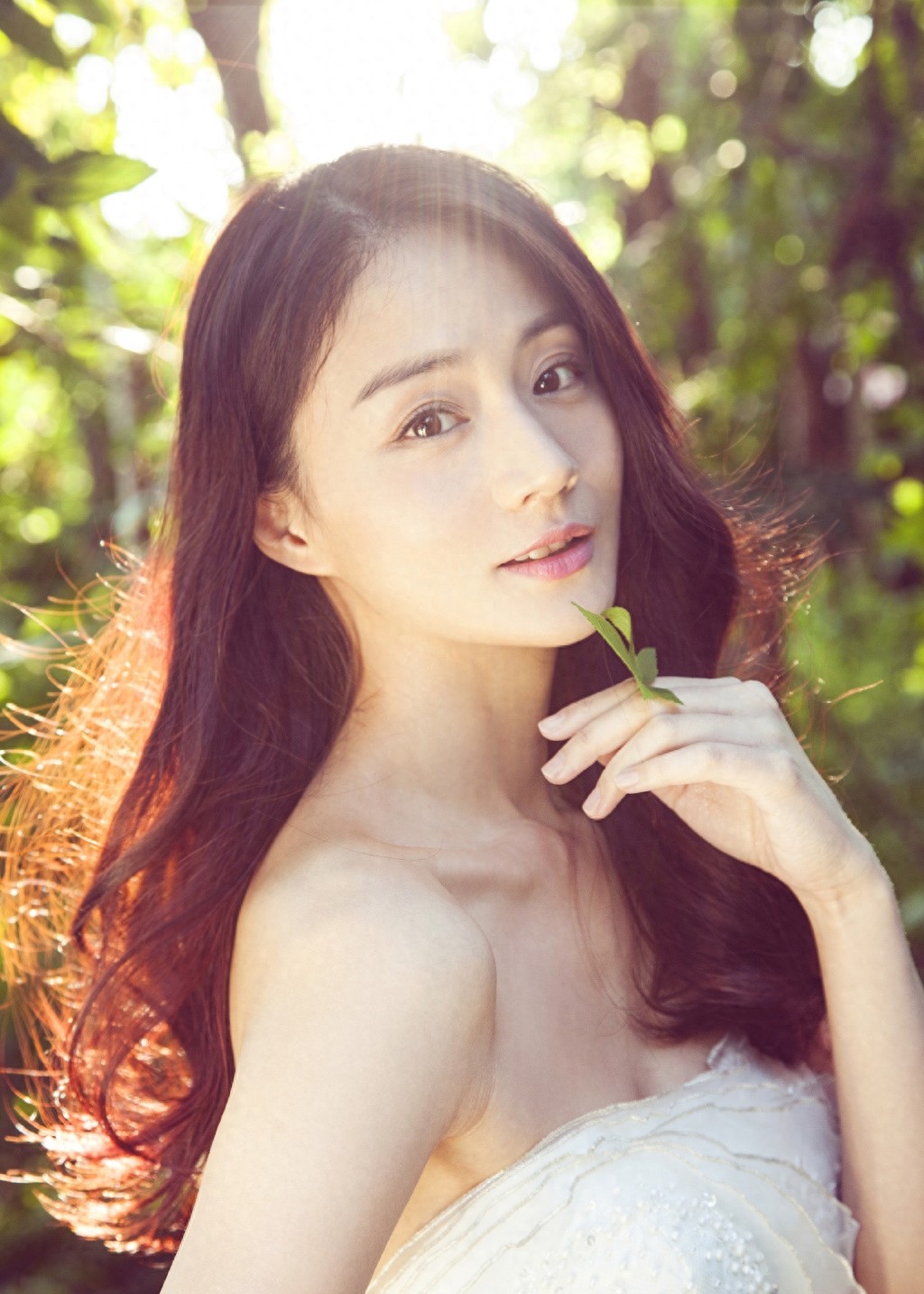 稳重大方的她在演艺中的表现总是可圈可点，勇于挑战各类角色