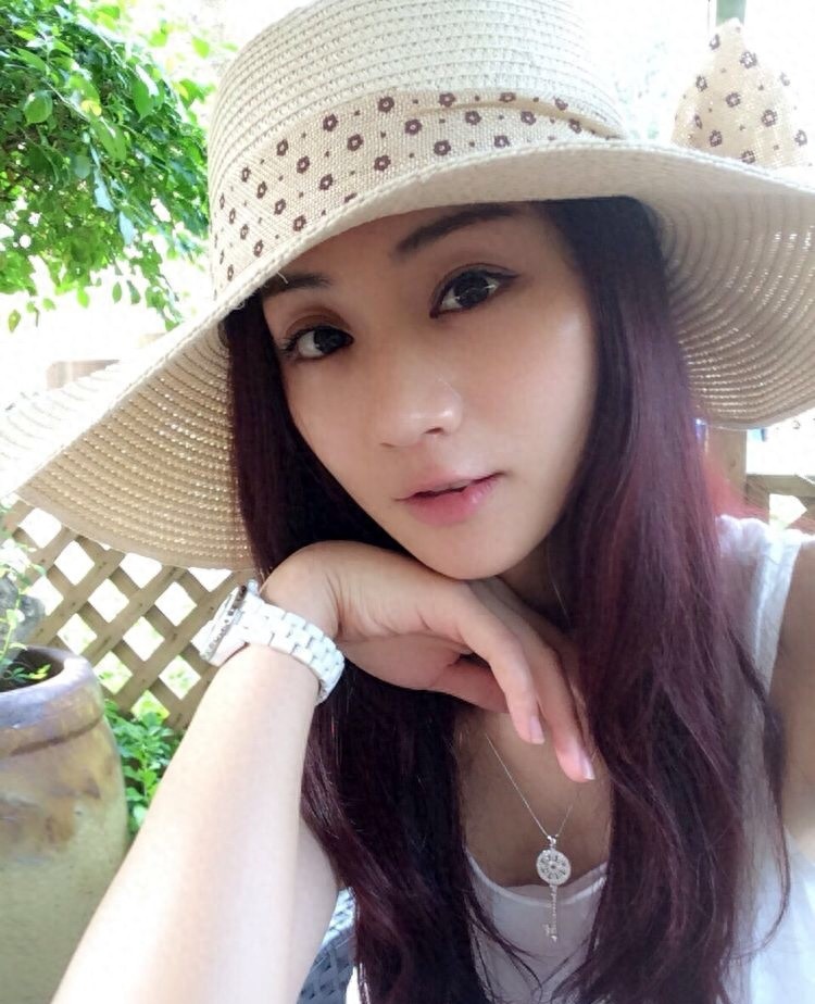 稳重大方的她在演艺中的表现总是可圈可点，勇于挑战各类角色