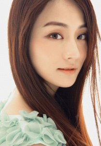 ​稳重大方的她在演艺中的表现总是可圈可点，勇于挑战各类角色