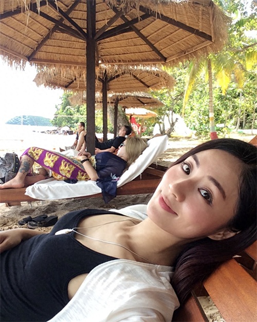 稳重大方的她在演艺中的表现总是可圈可点，勇于挑战各类角色