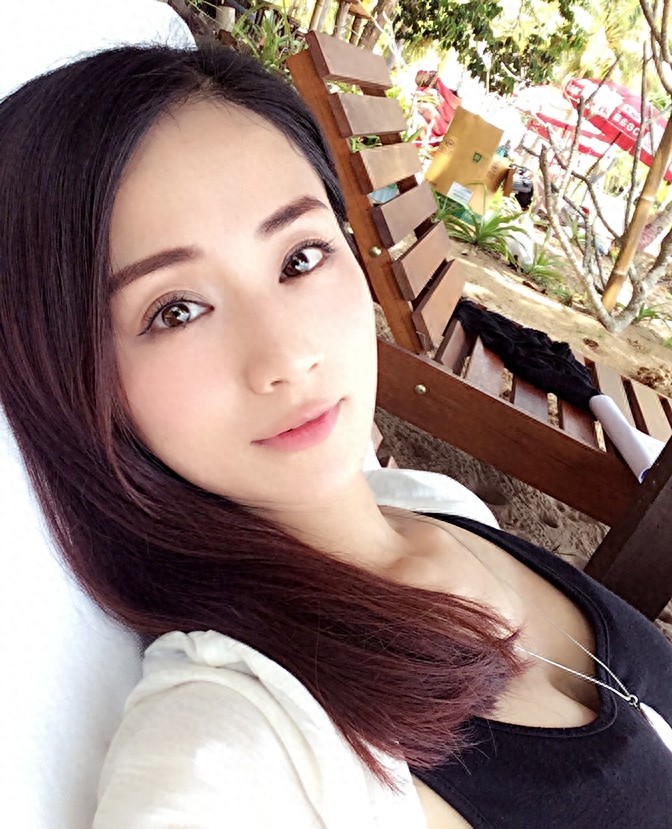 稳重大方的她在演艺中的表现总是可圈可点，勇于挑战各类角色