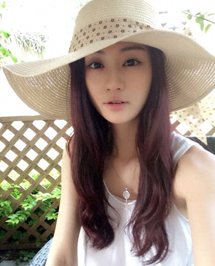 稳重大方的她在演艺中的表现总是可圈可点，勇于挑战各类角色