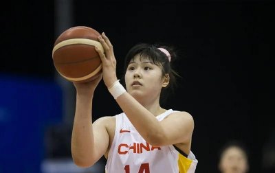 ​李月汝：闭幕式的小哥们怎么不笑了，是太冷了有点冻牙吗