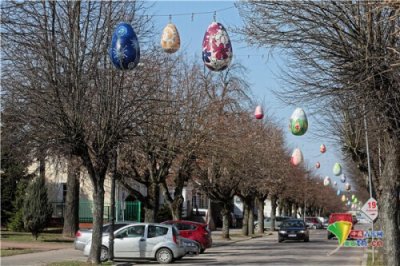 ​迎接复活节！波兰街头挂满复活节彩蛋