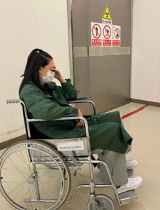 ​超模佟晨被哑铃砸脚致骨折！事后晒脚部受伤图，紫红一片仍出脓血