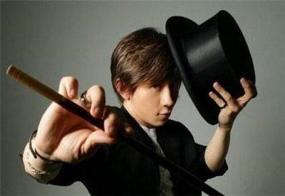 ​刘谦跪拜日本天皇事件，惹网友大骂：滚回日本！娇妻一脸无奈