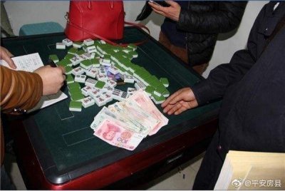 ​房县四人玩带彩卡五星，被民警当场查获，每人处罚300元