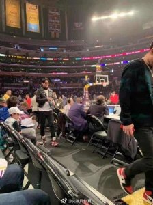 ​吴亦凡现身湖人主场观看球赛