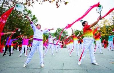 ​中老年健身柔力球交流活动在阿哈湖湿地公园举行